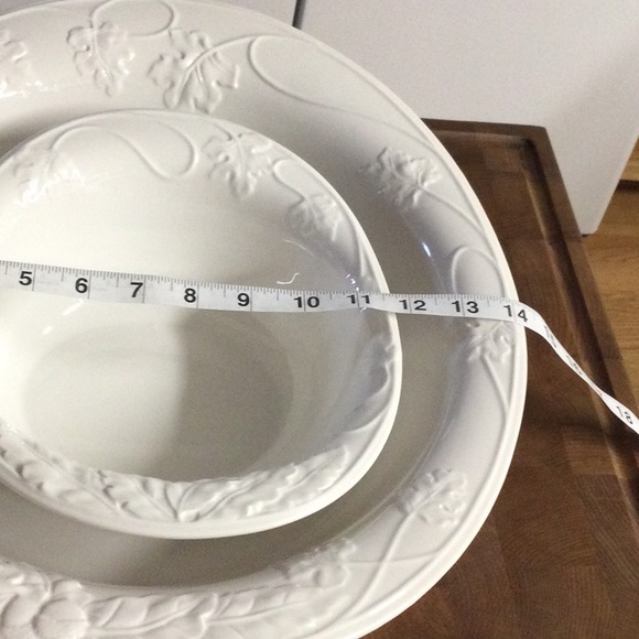 White serving bowls and gravy boats - Picture 10 of 12